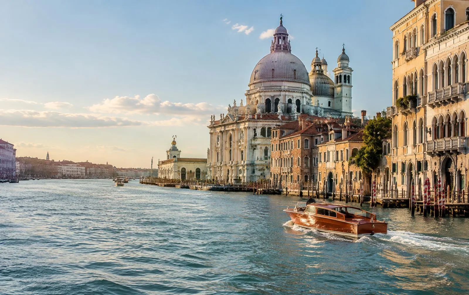 Una barca sul Canal Grande a Venezia